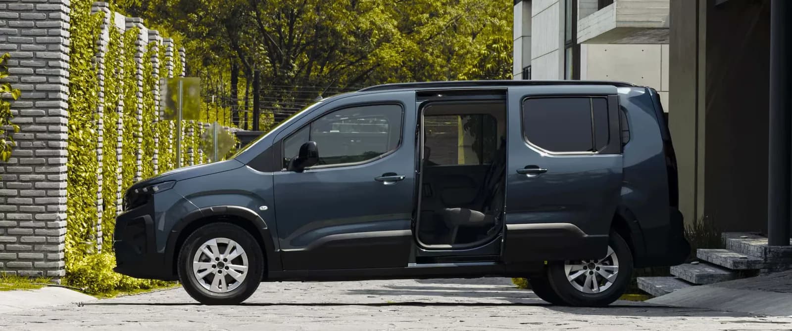 Peugeot Rifter, unidad de 6 pasajeros de MH Turismo & Transportes para traslados y viajes foráneos